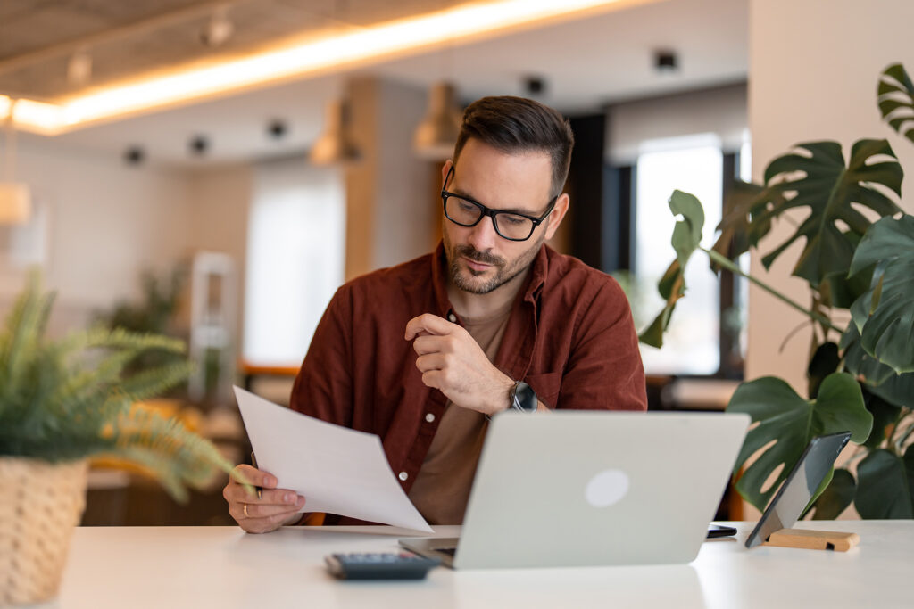 Étudiant en alternance travaillant sur ordinateur
