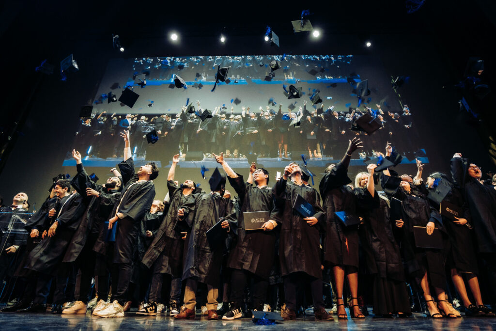 Cérémonie de remise des diplômes Skolae — les diplômés lancent leurs toques